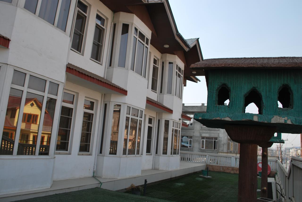 Hotel Kaisar Srīnagar Exterior foto